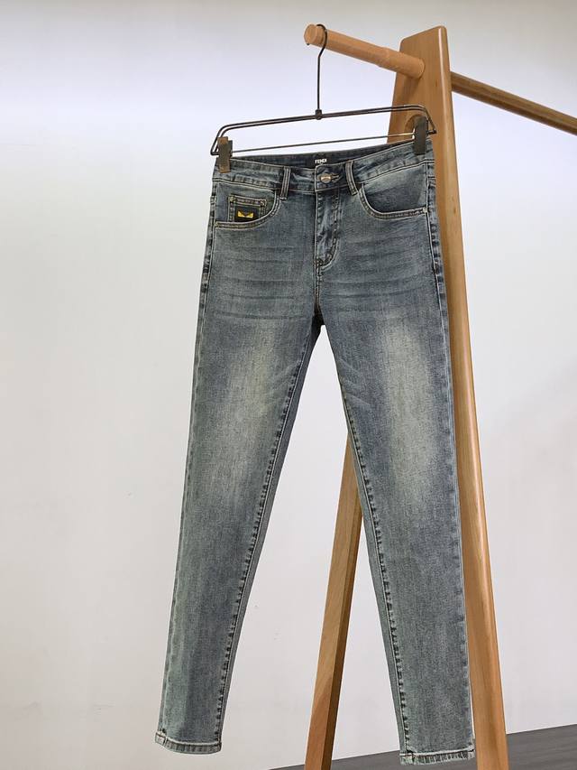 Fendi 芬迪 2025Ss春夏新品 高级时装感，小怪兽系列洗水牛仔裤。 面料很特殊，超细精仿棉纱混纺，超柔舒适感。 具备牛仔随性感 ,休闲感 , 亦有轻松感