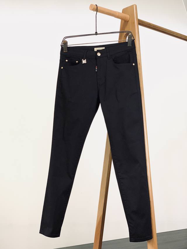 Burberry 巴宝莉 2025Ss春夏新品 高级时装感，重工洗水牛仔裤。 面料很特殊，超细精仿棉纱混纺，超柔舒适感。 具备牛仔随性感 ,休闲感 , 亦有轻松