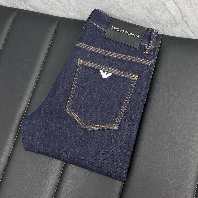 阿玛，秋冬新款男士牛仔裤 精选进口丹宁牛仔面料 重工环保洗水 手感柔和 兼备耐磨性 版型小直筒 微弹力显瘦修身，细节完美，五金辅料精选高等品质，做工精细，绝非凡