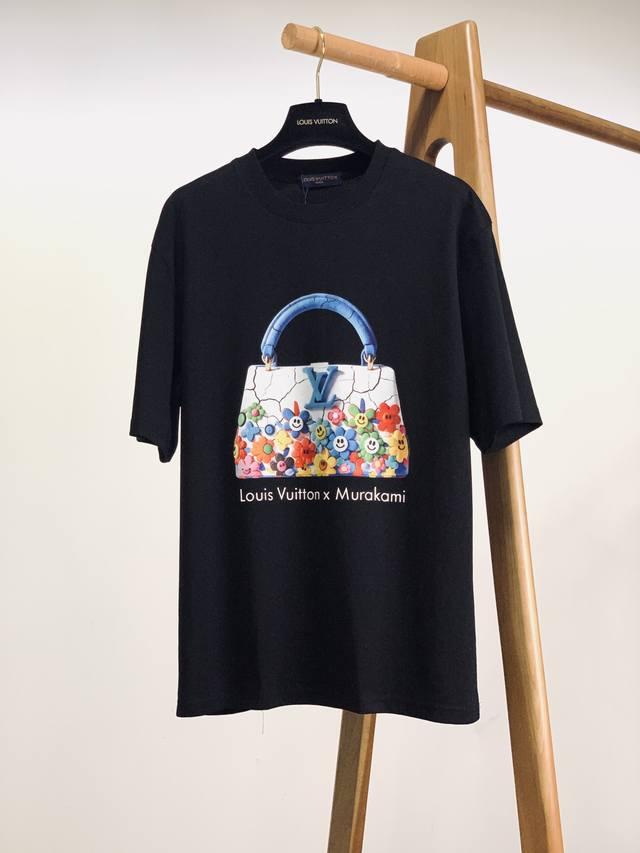 Louisvuitton 路易威登 村上隆联名T恤 标志性手袋图案吸睛炸裂，村上隆标志性太阳花、笑脸元素铺满包身，色彩缤纷又和谐，裂纹纹理增添艺术感，“Loui