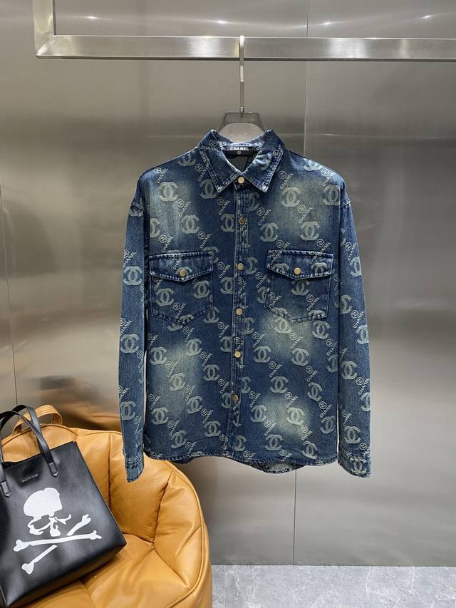 香家 顶级品质！2025秋冬官网专柜同步有售，原单狠货，超级有范儿，定制原版水洗牛仔面料，独特设计，顶级烧花工艺字母图案Logo，原版五金辅料装饰，极为翘楚的一