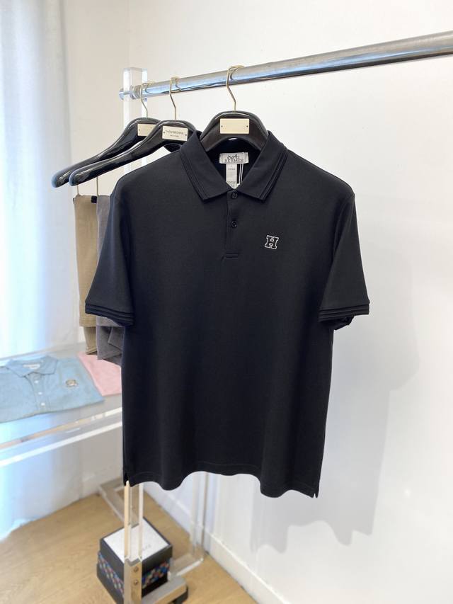 爱马仕、2025最新款短袖T恤，帅气时尚，胸前顶级凹凸印胶字母Logo，简约百搭款。面料棉 不仅挺括，保持潮流的廓形，又穿着舒适，纱织更细腻，码数M-3Xl