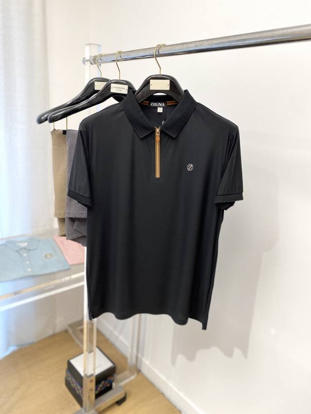 杰尼亚、2025最新款短袖T恤，帅气时尚，胸前顶级凹凸五金字母Logo，简约百搭款。面料棉 不仅挺括，保持潮流的廓形，又穿着舒适，纱织更细腻，码数M-3Xl