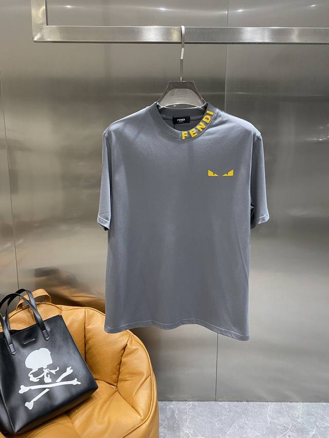 芬家 25Ss春夏新款首发专柜最新款短袖圆领T恤 高端订制 设计前卫时尚！品牌Logo重工艺设计 高端定制面料.手感柔软.穿着舒适.专柜级别精致车线.做工精细.