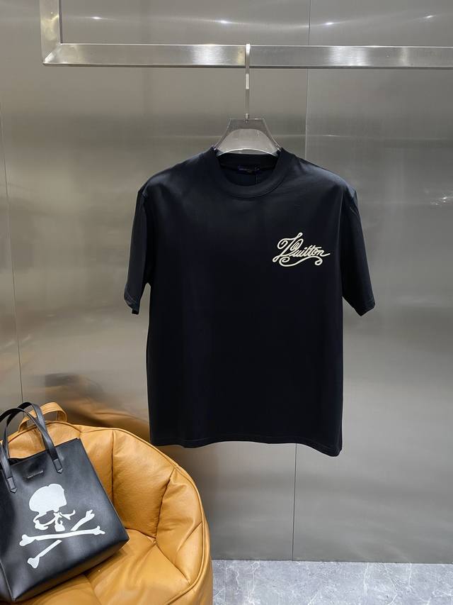 驴家 25Ss春夏新款首发专柜最新款短袖圆领T恤 高端订制 设计前卫时尚！品牌Logo重工艺设计 高端定制面料.手感柔软.穿着舒适.专柜级别精致车线.做工精细.