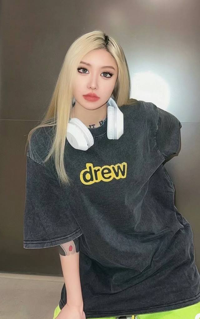 上新 面料升级款号：K13 Drew洗水黑做旧重工短袖 面料采用260G专用双纱*高克重1比1双纱罗纹 Os落肩宽松版型 男女同款！！ 颜色 水洗黑 码数：S