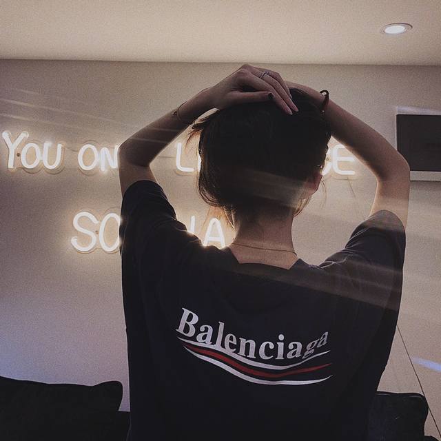 面料升级款号：1011 Balenciaga 巴黎世家可乐短袖， 品质升级，精致做工，手感柔软，充满了复古工艺还拥有厚实的手感，标志性的图标，独有的辨识度。高克