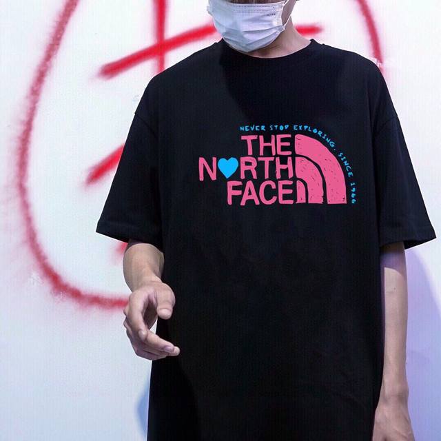 面料升级 款号：1015 春夏新款联名北面字母印花Logo短袖T恤 全网独家首发 百搭款细节处理完美 240克大牌爽滑双纱面料 数码直喷印花工艺 十分精致 原版