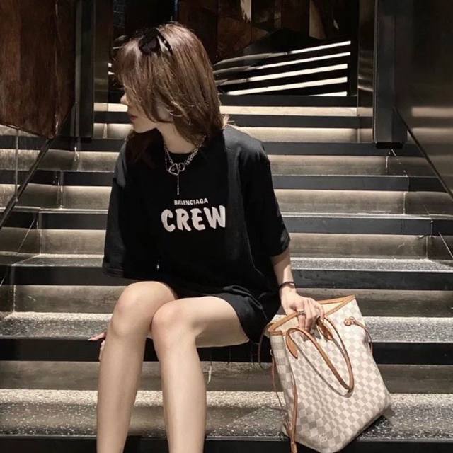 面料升级款号：1012 Balenciaga巴黎世家Crew 印花短袖T恤 四色齐发 每年都超火的基础经典款 男女同款 情侣款 Oversize版型 宽松 面料