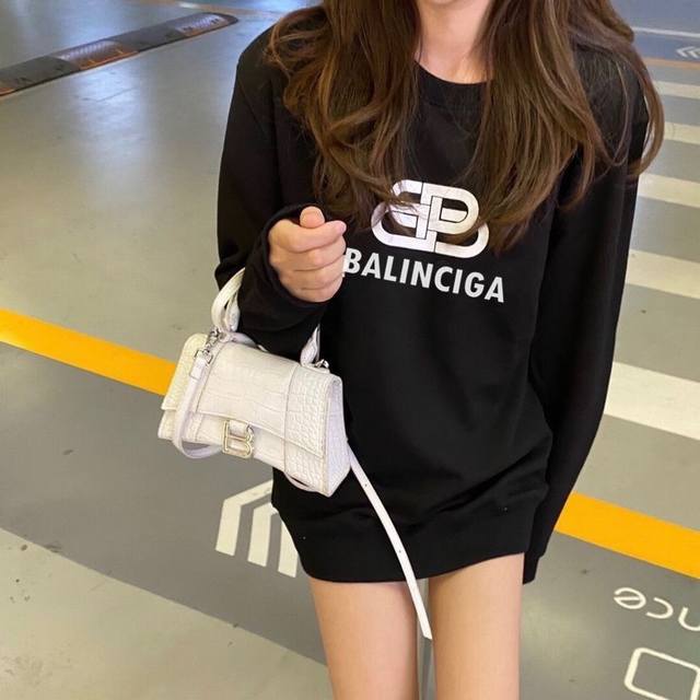 卫衣更新 毛圈 款号：830 Balenciaga巴黎世家经典锁扣双色圆领卫衣 小红书爆款 面料采用纯棉小毛圈 上身舒适 款式经典 印花采用进口胶浆印花 不脱落