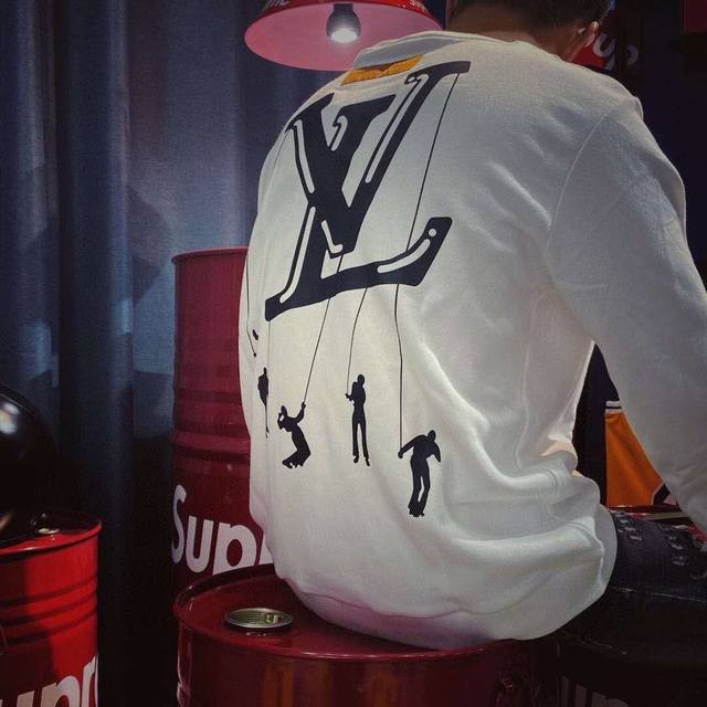 卫衣更新 毛圈 爆款款号：164 Lv21Ss走秀款提线木偶毛圈圆领卫衣 简约又不单调 前后人偶降落伞印花 采用进口环保胶浆 一次成型 后领处标志性Logo贴布