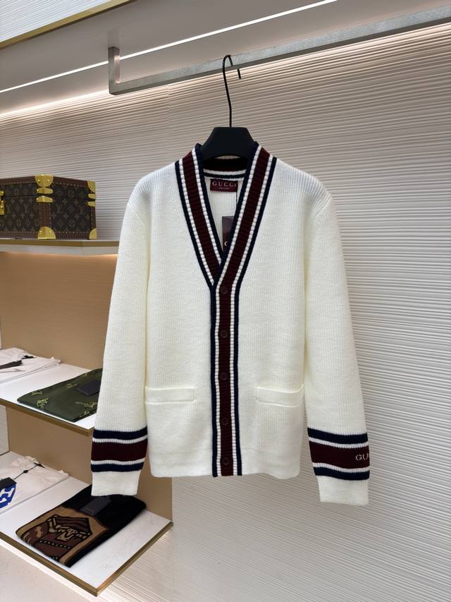 Gucci V领针织开衫 原版：13600购入开发 货号：1680871-B15 面料：羊毛混纺面料 工艺：针织制作 版型：宽松版型 克重：约620克 尺码：S