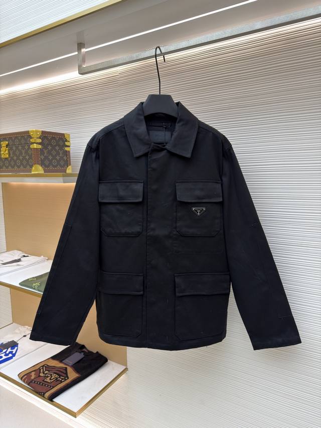 Prada棉质工装风夹克 原版：14803购入开发 货号：1680864-B90 面料：尼龙面料 工艺：定位裁床制作 版型：合身版型 克重：约760克 尺码：S