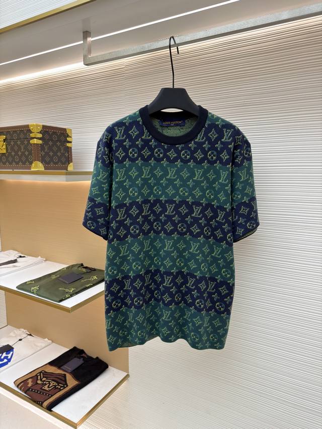 Louis Vuitton 撞色提花针织圆领衫 原版：13521购入开发 货号：1680862-B20 面料：针织面料 工艺：提花制作 版型：合身版型 克重：约