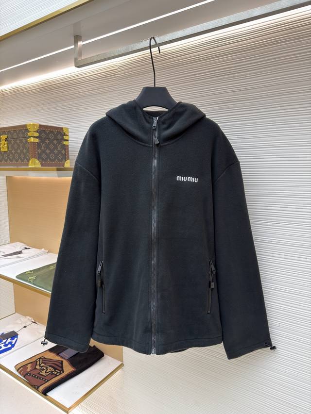 Miumiu摇粒绒饰刺绣外套 原版：14859购入开发 货号：1680859-A95 面料：摇粒绒面料 工艺：刺绣制作 版型：合身版型 克重：约585克 尺码：