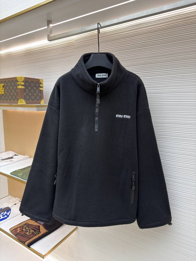 Miu Miu棉质狐抓绒立领长袖卫衣 原版：16827购入开发 货号：1680858-A95 面料：狐爪绒面料 工艺：刺绣制作 版型：合身版型 克重：约800克