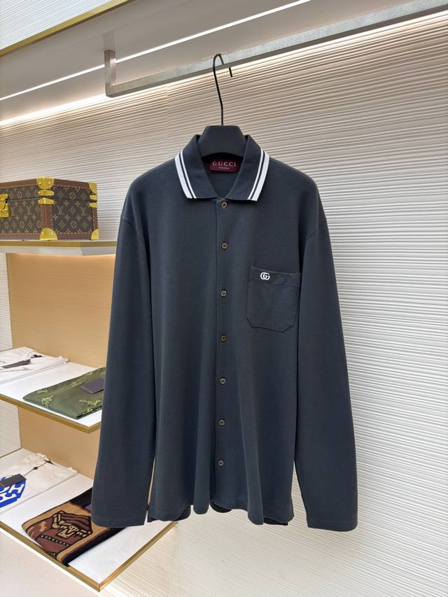 Gucci 刺绣珠地棉Polo衫 货号：1680851-A55 面料：珠地棉面料 工艺：刺绣制作 版型：合身版型 克重：约415克 尺码：S-M-L-Xl 描述