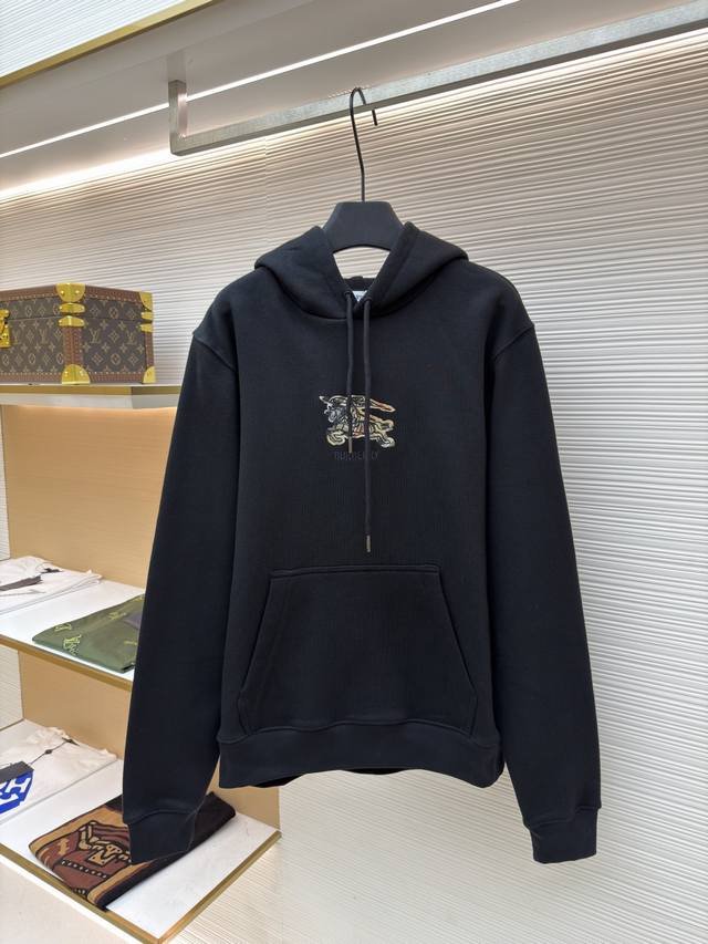 Burberry 格纹战马刺绣连帽卫衣 原版：3130购入开发 货号：1680848-A95 面料：平纹针织面料 工艺：刺绣制作 版型：合身版型 克重：约106