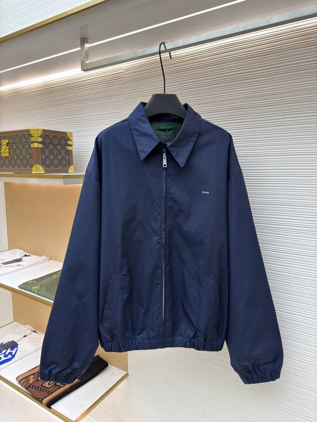 Prada 刺绣标识拉链行政夹克 原版：19300购入开发 货号：1680844-B60 面料：新疆小羊棉面料 工艺：刺绣制作 版型：合身版型 克重：约790克