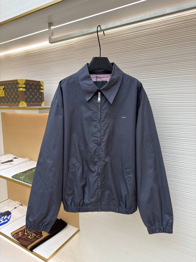 Prada 刺绣标识拉链行政夹克 原版：19300购入开发 货号：1680843-B60 面料：新疆小羊棉面料 工艺：刺绣制作 版型：合身版型 克重：约775克