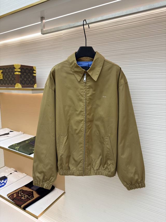 Prada 刺绣标识拉链行政夹克 原版：19300购入开发 货号：1680845-B60 面料：新疆小羊棉面料 工艺：刺绣制作 版型：合身版型 克重：约740克