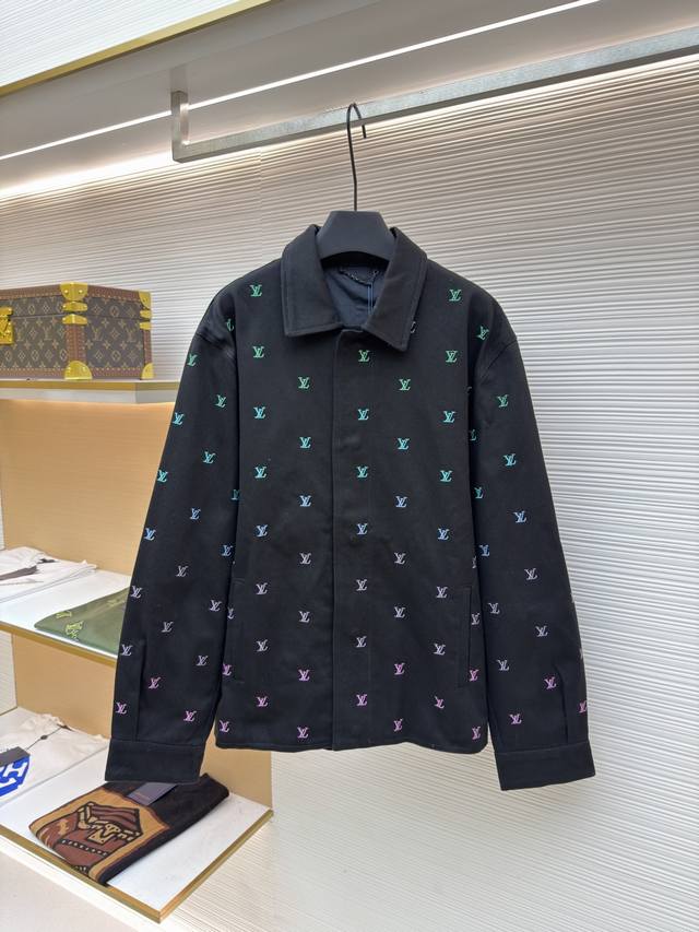 Louis Vuitton 渐变刺绣字母牛仔外套 正品：23189购入开发 货号：1680839-B90 面料：牛仔面料 工艺：刺绣工艺 版型：合身版型 克重：