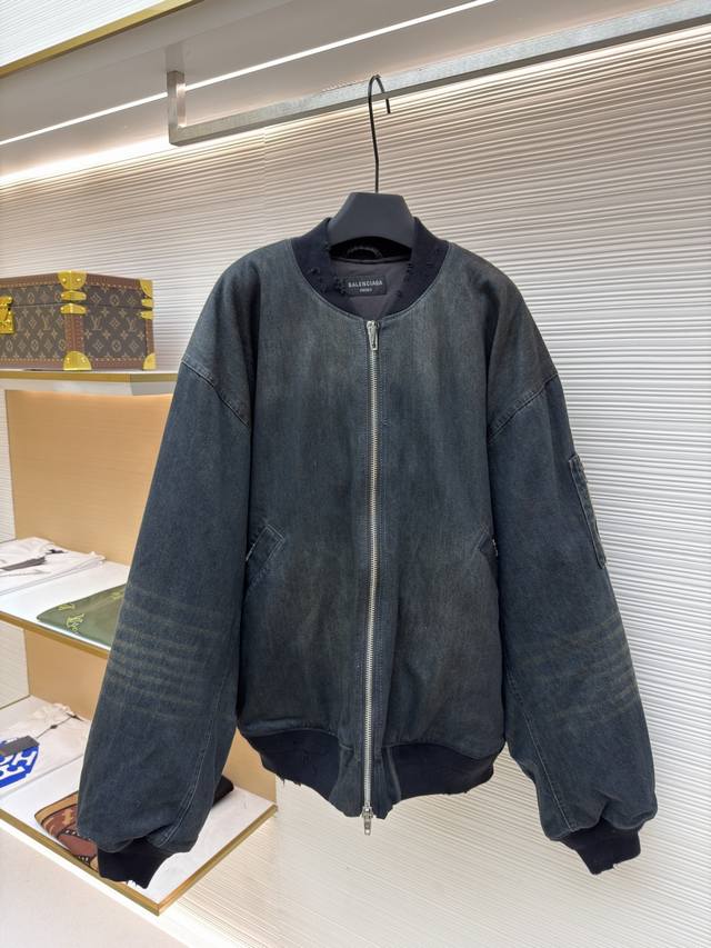 Balenciaga牛仔泥染薄款棉服 原版：13979购入开发 货号：1680838-D70 面料：牛仔面料 工艺：机械充绒制作 版型：宽松版型 克重：约207