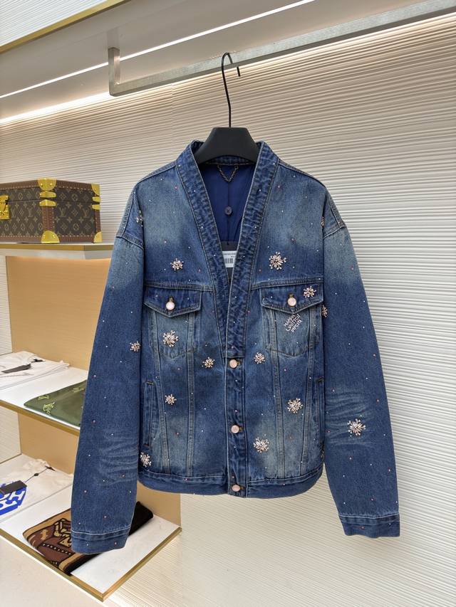 Louis Vuitton 樱花水钻牛仔夹克 原版：72970购入开发 货号：1680833-D60 面料：丹宁牛仔面料 工艺：洗水制作 版型：合身版型 克重：