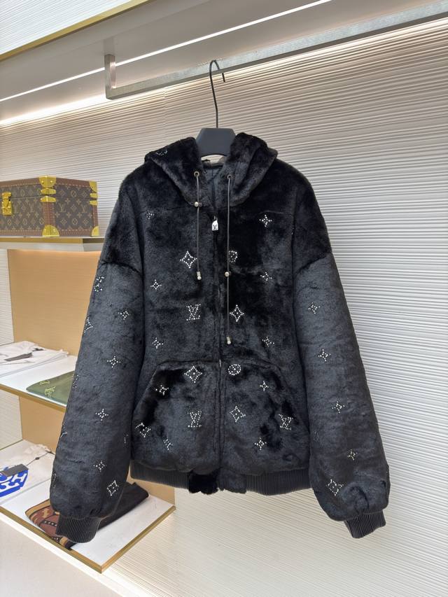 Louis Vuitton 水钻皮毛拉链连帽外套 原版：99989购入开发 货号：1680829-D15 面料：兔毛混纺面料 工艺：红外定位制作 版型：合身版型