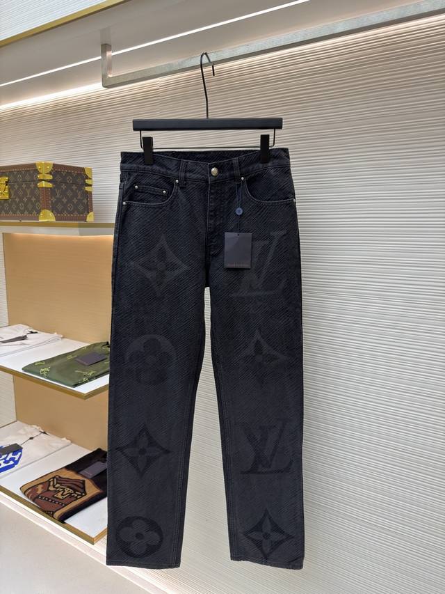 Louis Vuitton 渐变字母牛仔裤 原版：17726购入开发 货号：1680830-B45 面料：牛仔面料 工艺：扎染工艺 版型：合身版型 克重：约71