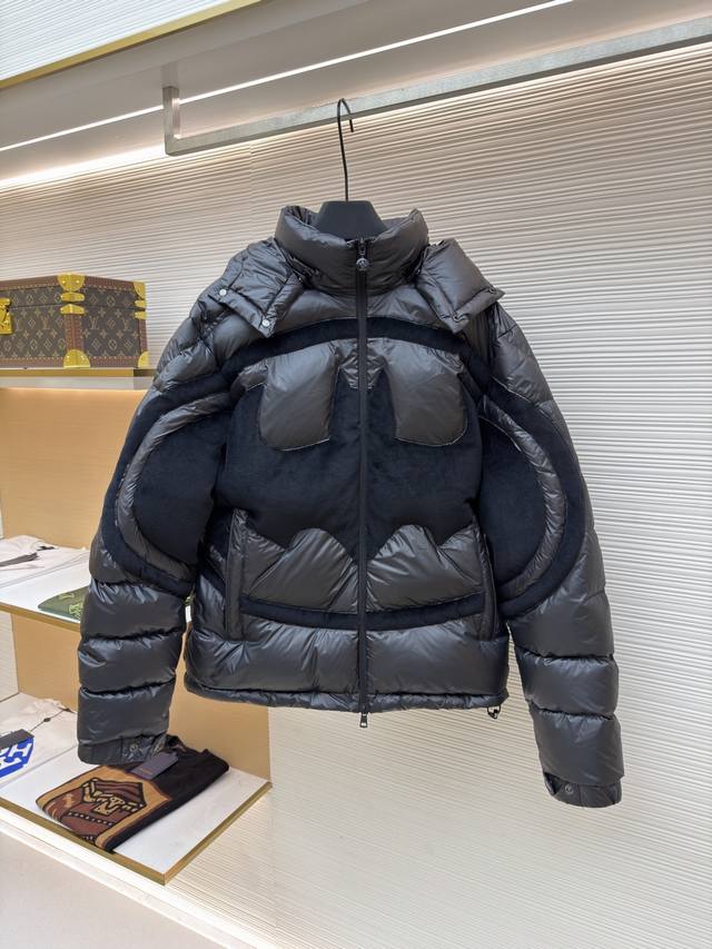 Moncler 蝙蝠侠标识羽绒服 原版：23300购入开发 货号：1680828-E85 面料：白鸭绒面料 工艺：机械充绒制作 版型：合身版型 克重：约1045