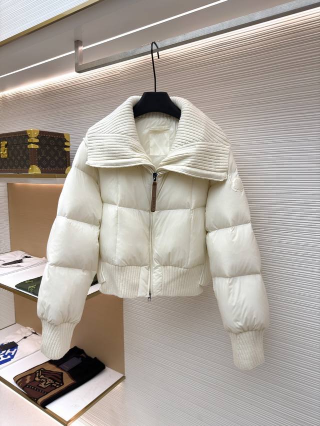 Moncler 拼接针织羽绒服 货号：1680824-E00 面料：羽绒面料 工艺：针织制作 版型：合身版型 克重：约870克 尺码：S-M-L 描述：Monc