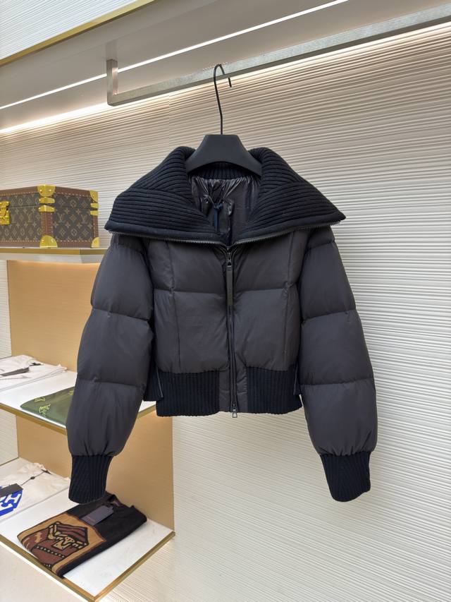 Moncler 拼接针织羽绒服 货号：1680823-E00 面料：羽绒面料 工艺：针织制作 版型：合身版型 克重：约860克 尺码：S-M-L 描述：Monc