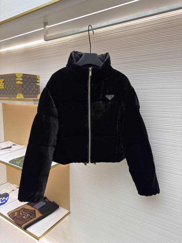 Prada 天鹅绒立领短款外套 原版：14299购入开发 货号：1680821-D15 面料：天鹅绒面料 工艺：定位裁床制作 版型：合身版型 克重：约725克