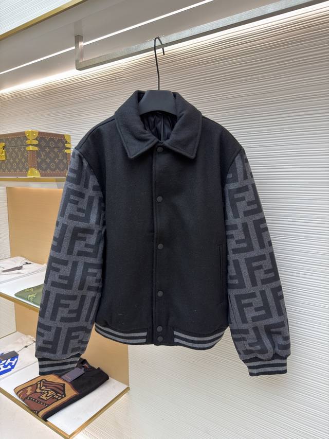 Fendi黑色翻领毛呢飞行员夹克 原版：16636购入开发 货号：1680819-D15 面料：羊毛混纺面料 工艺：印花制作 版型：合身版型 克重：约1350克