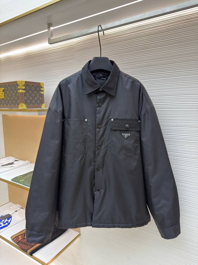 Prada 三角标棉服外套 原版：14100购入开发 货号：1680815-B50 面料：尼龙面料 工艺：激光切割制作 版型：合身版型 克重：约620克 尺码：