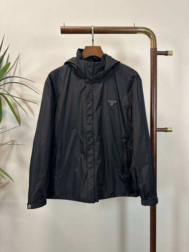 Pra 普拉达 顶级品质 官网同款，三标齐全！2025春夏新款男士连帽外套，时尚休闲高端版本！专柜定制面料 细节无可挑剔，品牌元素设计理念，体现高品质。手感细腻