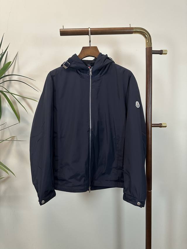 Mon 蒙口 顶级品质 官网同款，三标齐全！2025春夏新款男士夹克外套，时尚休闲高端版本！专柜定制面料 细节无可挑剔，品牌元素设计理念，体现高品质。手感细腻柔