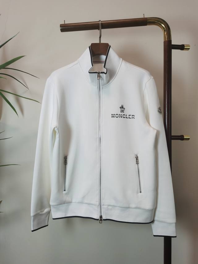 专柜 Moncler 蒙**口 2025Ss新款休闲外套！专柜同步。细节精致高级，品牌Logo压胶高级感满满。定织面料更显年轻活力，定制高端面料，上身挺括有型，