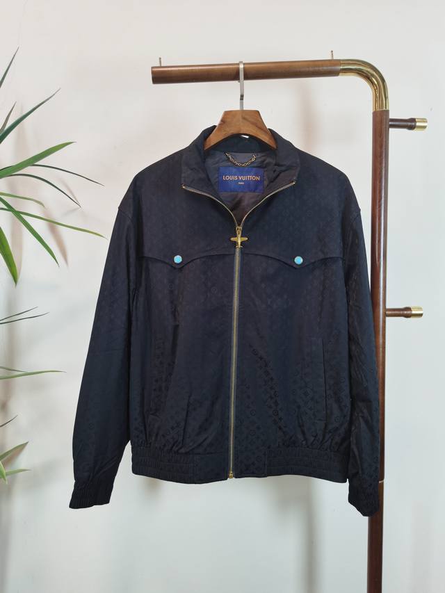 Lv 路易威登 新款提花休闲外套！专柜同步。细节精致高级，品牌Logo高级感满满。定织面料更显年轻活力，定制高端面料，上身挺括有型，舒适不紧绷。定制金属Logo