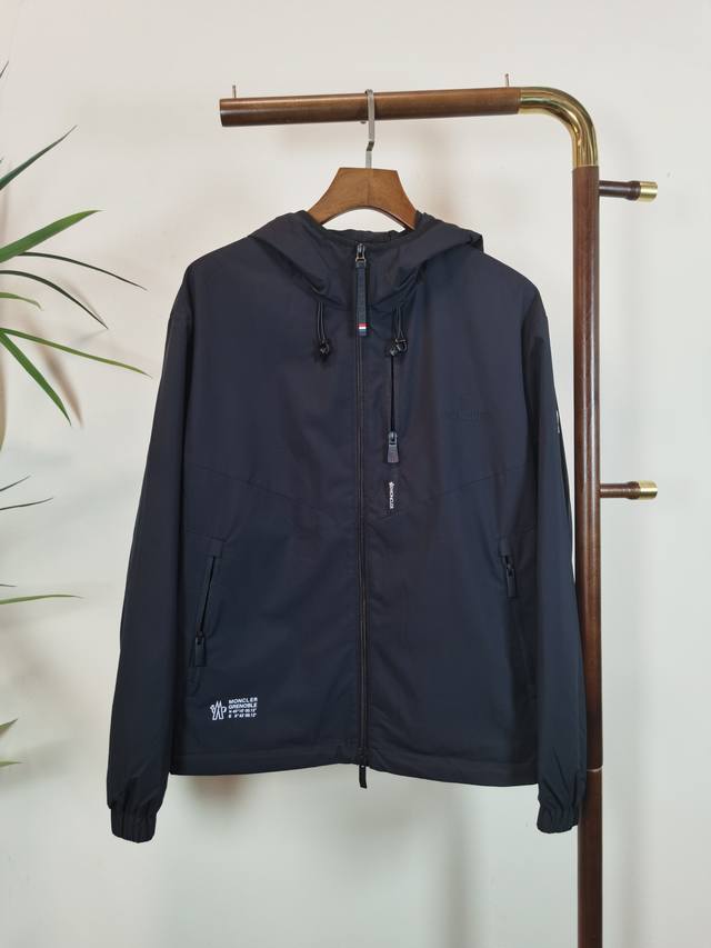 Moncler 蒙口 顶级品质 官网同款，三标齐全！2025秋冬新款男士夹克外套，时尚休闲高端版本！专柜定制面料 细节无可挑剔，品牌元素设计理念，体现高品质。手