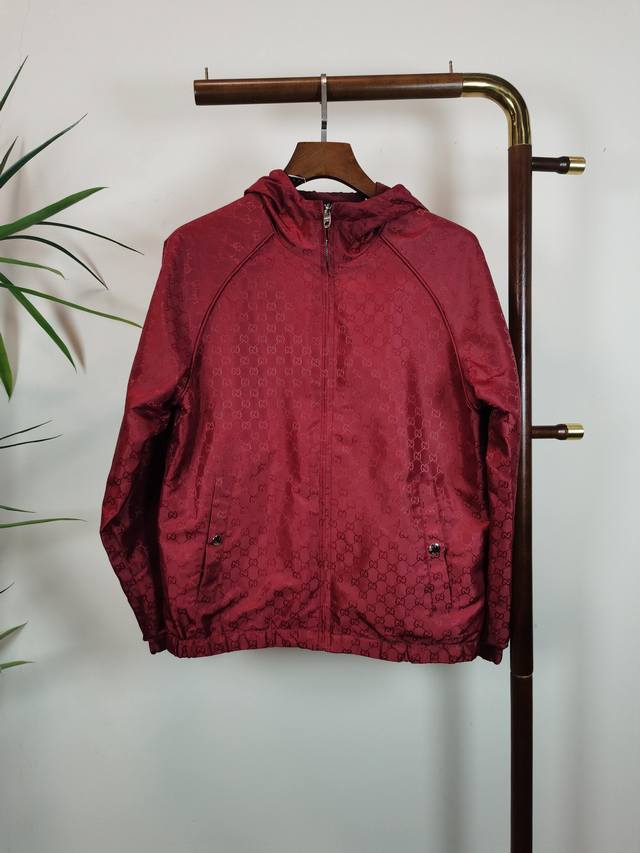 Gucci 古驰 2025秋冬新款男士双面穿Logo夹克外套，时尚休闲高端版本！专柜定制面料 透气舒适度高，细节无可挑剔，品牌元素设计理念，体现高品质。手感细腻