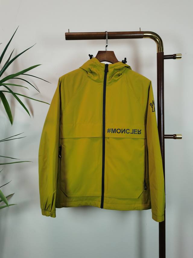 Moncler 蒙口 顶级品质 官网同款，三标齐全！2025秋冬新款男士夹克外套，时尚休闲高端版本！专柜定制面料 细节无可挑剔，品牌元素设计理念，体现高品质。手