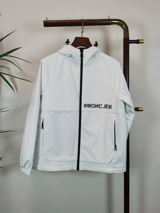 Moncler 蒙口 顶级品质 官网同款，三标齐全！2025秋冬新款男士夹克外套，时尚休闲高端版本！专柜定制面料 细节无可挑剔，品牌元素设计理念，体现高品质。手