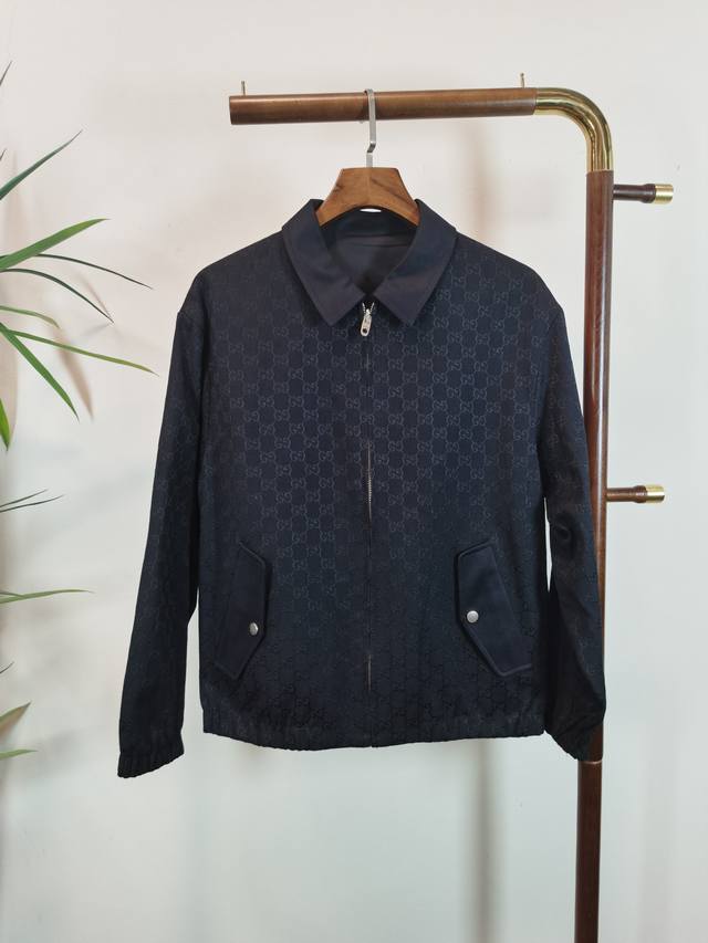 Gucc 2025新款牛仔夹克，这款牛仔夹克一面采用丹宁面料匠心打造，另一面则选用Gg帆布精制而成。演绎了全新的都市风格，随意搭配都很赞，搭配更加突出Gu牛仔的