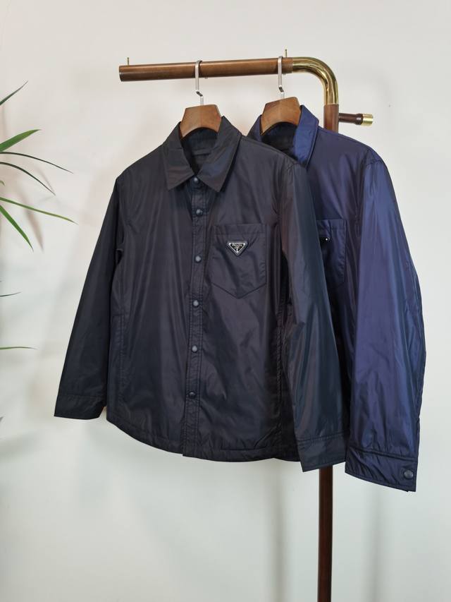 Pra*Da 普拉达 新款夹克外套，新品发售！黑色蓝色高级百搭实用主义不哗众取宠！港澳台地区限定款！！立体裁剪材质不易褶皱材质透气舒适、外贸公司承接、材质精致细