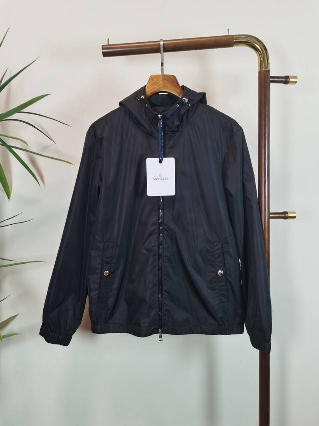 Moncler 蒙口 顶级品质 官网同款，三标齐全！2025秋冬新款男士夹克外套，时尚休闲高端版本！专柜定制面料 细节无可挑剔，品牌元素设计理念，体现高品质。手