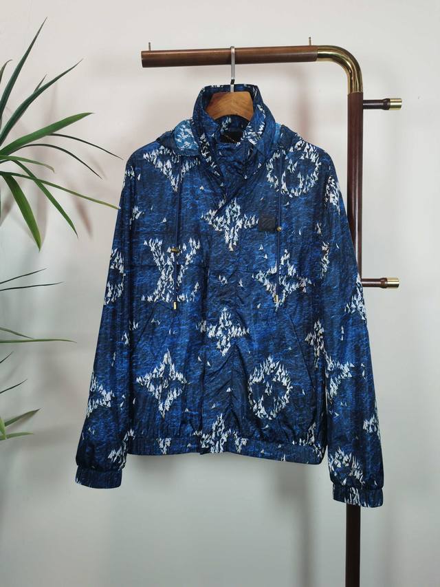 Lv 路易威登 2025春夏新款男士冲锋衣夹克外套，时尚休闲高端版本！专柜定制面料 透气舒适度高，细节无可挑剔，品牌元素设计理念，体现高品质。手感细腻柔软！呈现