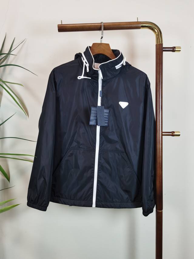 Prada 普拉达 顶级品质 官网同款，三标齐全！2025秋冬新款男士连帽外套，前有金属三角标Logo 时尚休闲高端版本！专柜定制面料 细节无可挑剔，品牌元素设