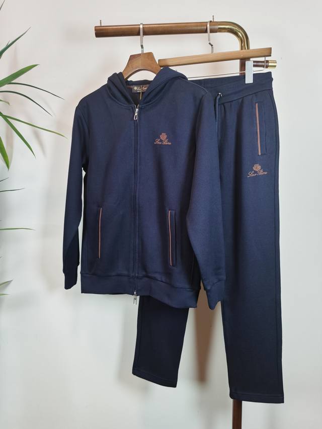 套装 Lp独家客供2025秋冬新款专柜同款秋冬套装，高级感满满！细节精致高档，做工无可挑剔！进口面料 立体精致细腻。原版高端双面平纹针织面料很显高级！原版拉链！